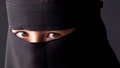 NAĐI MESTA ZA MOLITVU MUSLIMANIMA: Gradonačelnici Monfalkonea pretnje i po život, kreće se sa telohraniteljima NAĐI MESTA ZA MOLITVU MUSLIMANIMA: Gradonačelnici Monfalkonea pretnje i po život, kreće se sa telohraniteljima