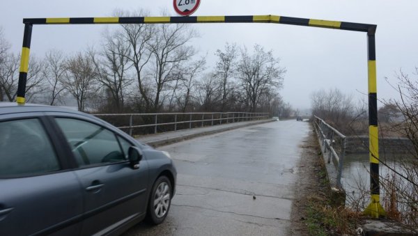 ШТЕТА ДВА МИЛИОНА ДИНАРА: Саобраћајни портали на мостовима у околини Краљева на мети неодговорних грађана ШТЕТА ДВА МИЛИОНА ДИНАРА: Саобраћајни портали на мостовима у околини Краљева на мети неодговорних грађана