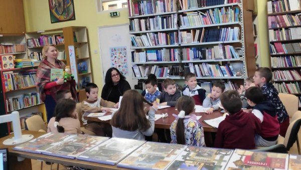 ДЕЧЈА РАДИОНИЦА СА ЖАРКОМ БУБАМАРКОМ: У параћинској библиотеци обележен национални дан књиге ДЕЧЈА РАДИОНИЦА СА ЖАРКОМ БУБАМАРКОМ: У параћинској библиотеци обележен национални дан књиге