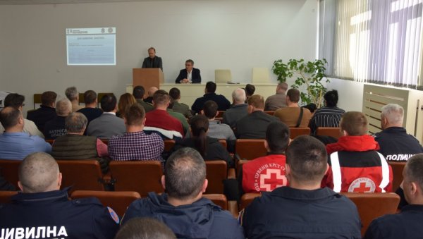 ЦИВИЛНОЈ ЗАШТИТИ ВРАЋА СЕ ЗНАЧАЈ КОЈИ И ЗАСЛУЖУЈЕ: Трибина у Јагодини о важности организације у ванредним ситуацијама (ФОТО) ЦИВИЛНОЈ ЗАШТИТИ ВРАЋА СЕ ЗНАЧАЈ КОЈИ И ЗАСЛУЖУЈЕ: Трибина у Јагодини о важности организације у ванредним ситуацијама (ФОТО)
