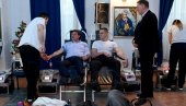МИНИСТАР У ХУМАНИТАРНОЈ АКЦИЈИ: Братислав Гашић и будући полицајци дали крв (ФОТО) МИНИСТАР У ХУМАНИТАРНОЈ АКЦИЈИ: Братислав Гашић и будући полицајци дали крв (ФОТО)
