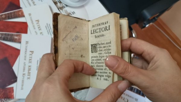 МИСТЕРИЈА ХИСТОРИЈЕ УНИВЕРЗЕ: Најстарија књига у крушевачком историјском архиву има 216 листова и штампана је у венецији 1721. године МИСТЕРИЈА ХИСТОРИЈЕ УНИВЕРЗЕ: Најстарија књига у крушевачком историјском архиву има 216 листова и штампана је у венецији 1721. године