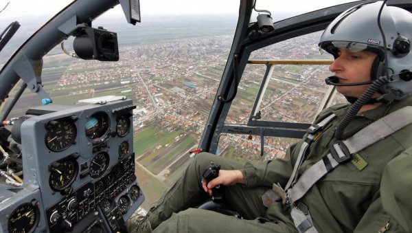 ПОГЛЕДАЈТЕ - ХЕЛИКОПТЕРИ НА НЕБУ СРБИЈЕ: Будући пилоти Војске Србије на обуци (ФОТО) ПОГЛЕДАЈТЕ - ХЕЛИКОПТЕРИ НА НЕБУ СРБИЈЕ: Будући пилоти Војске Србије на обуци (ФОТО)