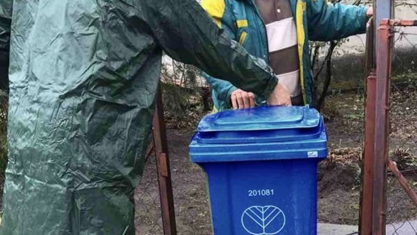 СИГУРАН ПУТ ДО РЕЦИКЛАЖЕ: На Палићу почела подела плавих типских канти СИГУРАН ПУТ ДО РЕЦИКЛАЖЕ: На Палићу почела подела плавих типских канти