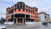 ОПЕРИСАН, ПА ПРЕБАЧЕН У КЦ КРАГУЈЕВАЦ: Младић који је скочио са зграде у Параћину у тешком стању