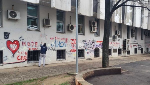 УКЛОНИЛИ ГРАФИТЕ НА ЗВЕЗДАРИ: На иницијативу грађана екипе ЈКП Градска чистоћа средиле око 200 метара квадратних УКЛОНИЛИ ГРАФИТЕ НА ЗВЕЗДАРИ: На иницијативу грађана екипе ЈКП Градска чистоћа средиле око 200 метара квадратних