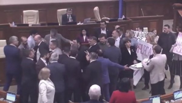 СУКОБ ПОСЛАНИКА ЗБОГ ПРЕИМЕНОВАЊА ЈЕЗИКА: Скандал у парламенту Молдавије (ВИДЕО) СУКОБ ПОСЛАНИКА ЗБОГ ПРЕИМЕНОВАЊА ЈЕЗИКА: Скандал у парламенту Молдавије (ВИДЕО)