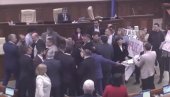 СУКОБ ПОСЛАНИКА ЗБОГ ПРЕИМЕНОВАЊА ЈЕЗИКА: Скандал у парламенту Молдавије (ВИДЕО) СУКОБ ПОСЛАНИКА ЗБОГ ПРЕИМЕНОВАЊА ЈЕЗИКА: Скандал у парламенту Молдавије (ВИДЕО)