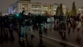ДРЖАВА ЈЕ ОДГОВОРНА: Грађани Атине протестују вечерас због јучерашње трагедије (ВИДЕО) ДРЖАВА ЈЕ ОДГОВОРНА: Грађани Атине протестују вечерас због јучерашње трагедије (ВИДЕО)