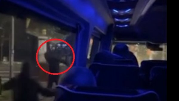 КАМЕЊЕМ НА СРПСКУ ДЕЦУ: Застрашујућ напад на аутобус младих спортиста из Бијељине (ВИДЕО) КАМЕЊЕМ НА СРПСКУ ДЕЦУ: Застрашујућ напад на аутобус младих спортиста из Бијељине (ВИДЕО)