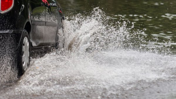 МНОГИ СУ САМО ПРОЛАЗИЛИ, АЛИ СУ САМО СРБИ ПОМОГЛИ Тројица наших момака притекли у помоћ Гркињи која је улетела у море колима (ФОТО)