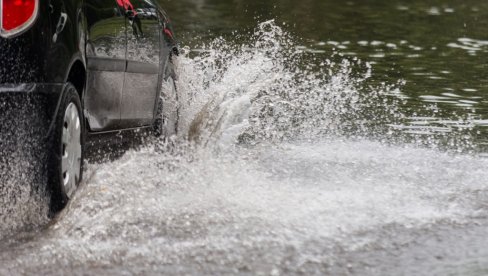 MNOGI SU SAMO PROLAZILI, ALI SU SAMO SRBI POMOGLI Trojica naših momaka pritekli u pomoć Grkinji koja je uletela u more kolima (FOTO) MNOGI SU SAMO PROLAZILI, ALI SU SAMO SRBI POMOGLI Trojica naših momaka pritekli u pomoć Grkinji koja je uletela u more kolima (FOTO)