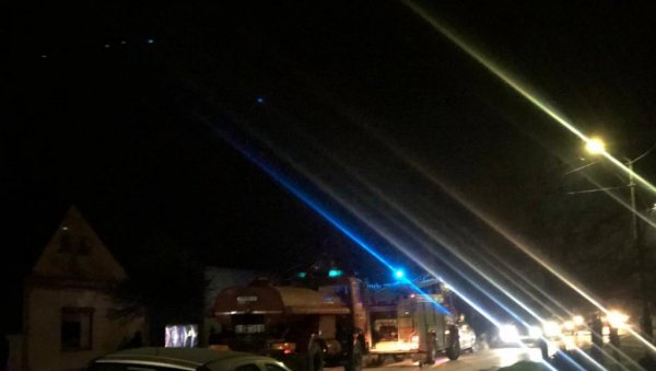 САМО ДА ВЛАСНИК НИЈЕ УНУТРА: Пожар у Сремској Митровици, гори породична кућа САМО ДА ВЛАСНИК НИЈЕ УНУТРА: Пожар у Сремској Митровици, гори породична кућа