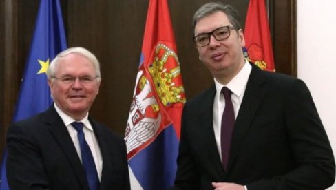 VUČIĆ SA HILOM: Predsednik sutra na sastanku sa ambasadorom SAD