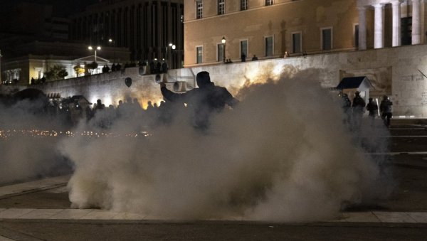 АНАРХИСТИ НАПРАВИЛИ ИНЦИДЕНТ У АТИНИ: Реаговала полиција на протесту за жртве железничке несреће (ФОТО) АНАРХИСТИ НАПРАВИЛИ ИНЦИДЕНТ У АТИНИ: Реаговала полиција на протесту за жртве железничке несреће (ФОТО)