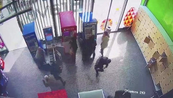 ПУЦЊАВА У ХИПЕРМАРКЕТУ: Има погинулих и повређених, објављен и снимак пљачке у Бакуу (УЗНЕМИРУЈУЋИ ВИДЕО) ПУЦЊАВА У ХИПЕРМАРКЕТУ: Има погинулих и повређених, објављен и снимак пљачке у Бакуу (УЗНЕМИРУЈУЋИ ВИДЕО)
