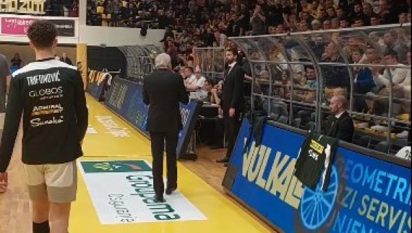 ДА И СРБИН ОВО ДОЖИВИ УСРЕД СПЛИТА: Жељко Обрадовић је крочио на паркет, а онда је уследило нешто што нико није очекивао (ВИДЕО) ДА И СРБИН ОВО ДОЖИВИ УСРЕД СПЛИТА: Жељко Обрадовић је крочио на паркет, а онда је уследило нешто што нико није очекивао (ВИДЕО)