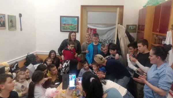 МАМЕ СА ДЕЦОМ ИДУ У ШКОЛУ: Младима са развојним тешкоћама у општини Врбас недостају лични пратиоци и дневни боравак МАМЕ СА ДЕЦОМ ИДУ У ШКОЛУ: Младима са развојним тешкоћама у општини Врбас недостају лични пратиоци и дневни боравак