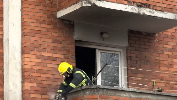ОЧЕВИЦИ ТРАГЕДИЈЕ У НОВОМ ПАЗАРУ: Кренули смо у помоћ, али ватра је била јака (ВИДЕО) ОЧЕВИЦИ ТРАГЕДИЈЕ У НОВОМ ПАЗАРУ: Кренули смо у помоћ, али ватра је била јака (ВИДЕО)