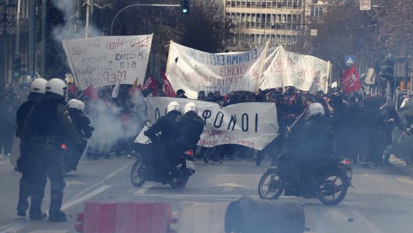 НЕРЕДИ У АТИНИ: Полиција употребила шок бомбе и сузавац (ВИДЕО)