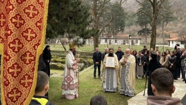 СВЕЧАНО У ПЕЋКОЈ ПАТРИЈАРШИЈИ: Поводом недеље правосавља владика Иларион служио свету литургију СВЕЧАНО У ПЕЋКОЈ ПАТРИЈАРШИЈИ: Поводом недеље правосавља владика Иларион служио свету литургију