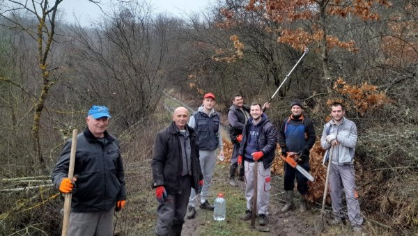 ДА СПРЕМНО ДОЧЕКАЈУ ЛЕТО: Радна акција мештана јагодинског села Главинци (ФОТО) ДА СПРЕМНО ДОЧЕКАЈУ ЛЕТО: Радна акција мештана јагодинског села Главинци (ФОТО)