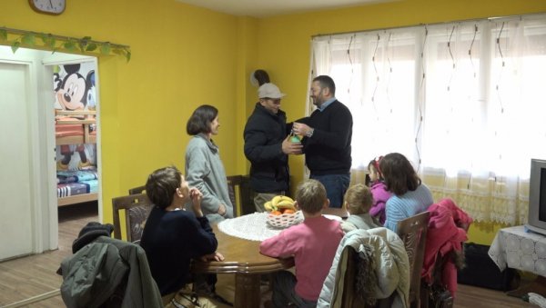 У ЧУДУ ГЛЕДАМ СВОЈ НОВИ ДОМ: Осмочлана породица борца са Кошара Живојина Босиљкановића више не живи у уџерици без воде и струје У ЧУДУ ГЛЕДАМ СВОЈ НОВИ ДОМ: Осмочлана породица борца са Кошара Живојина Босиљкановића више не живи у уџерици без воде и струје