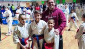 БРОНЗА СИЈА КАО ЗЛАТО: Мале Параћинке Дуња и Николина одличне на карате-првенству БРОНЗА СИЈА КАО ЗЛАТО: Мале Параћинке Дуња и Николина одличне на карате-првенству