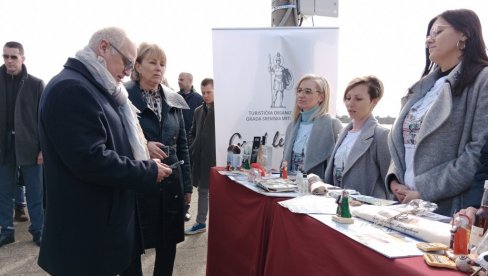 НЕКАДА ПАРОБРОДИ ПРИСТАЈАЛИ, ДАНАС КРУЗЕРИ: Уз Сремској Митровици отворено међународно лучко пристаниште (ФОТО) НЕКАДА ПАРОБРОДИ ПРИСТАЈАЛИ, ДАНАС КРУЗЕРИ: Уз Сремској Митровици отворено међународно лучко пристаниште (ФОТО)