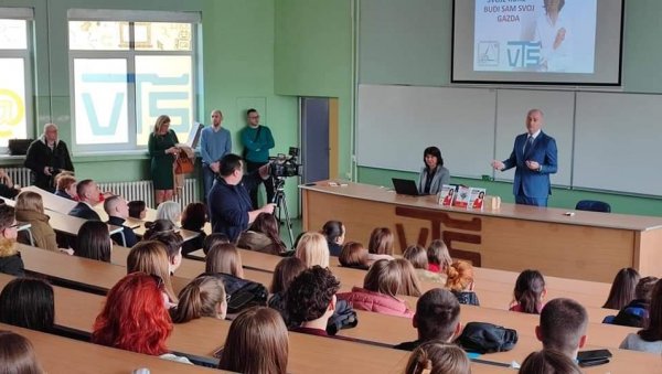 ПОДСТИЦАЈ ИНОВАТИВНОСТИ И УСПЕШНОМ ПОСЛОВАЊУ: Младима у Суботици представљени модели предузетништва ПОДСТИЦАЈ ИНОВАТИВНОСТИ И УСПЕШНОМ ПОСЛОВАЊУ: Младима у Суботици представљени модели предузетништва