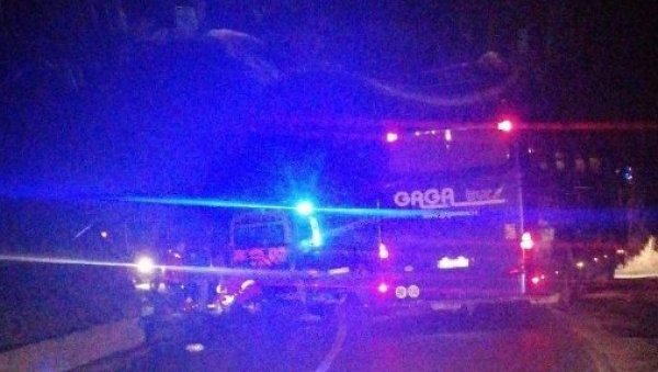 ЦРНИ ПОНЕДЕЉАК У СРБИЈИ: Тешка саобраћајна несрећа на Обреновачком друму (ФОТО) ЦРНИ ПОНЕДЕЉАК У СРБИЈИ: Тешка саобраћајна несрећа на Обреновачком друму (ФОТО)