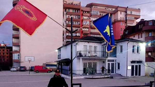 УМЕСТО ДА СЕ МОЛИ БОГУ, ОН СЛАВИ ТЕРОРИСТЕ: Скандалозан потез имама лажне државе, окитио џамију заставама тзв. ОВК (ФОТО) УМЕСТО ДА СЕ МОЛИ БОГУ, ОН СЛАВИ ТЕРОРИСТЕ: Скандалозан потез имама лажне државе, окитио џамију заставама тзв. ОВК (ФОТО)
