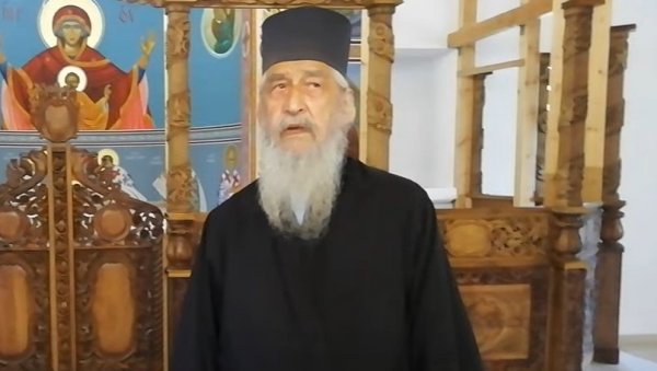 НАПАДНУТ МАКЕДОНСКИ СВЕШТЕНИК: Група младих Грка препречила пут, па опколила његово возило НАПАДНУТ МАКЕДОНСКИ СВЕШТЕНИК: Група младих Грка препречила пут, па опколила његово возило