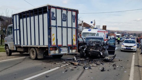 ПЕТОРО ПОВРЕЂЕНИХ У СУДАРУ: Саобраћајна несрећа на Ибарској магистрали код Краљева (ФОТО) ПЕТОРО ПОВРЕЂЕНИХ У СУДАРУ: Саобраћајна несрећа на Ибарској магистрали код Краљева (ФОТО)
