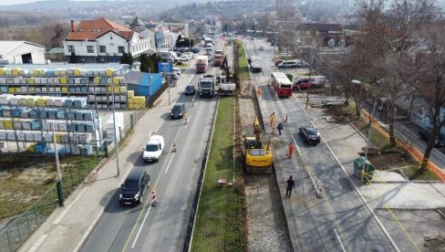 KRUŽNIM TOKOM JOŠ BRŽE KROZ VIŠNJIČKU: Pri kraju treća faza radova u najprometnijoj ulici na Karaburmi KRUŽNIM TOKOM JOŠ BRŽE KROZ VIŠNJIČKU: Pri kraju treća faza radova u najprometnijoj ulici na Karaburmi