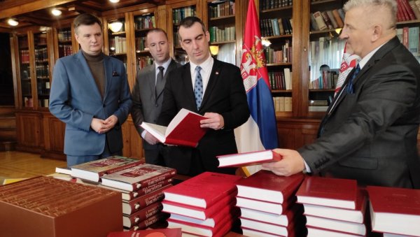 ПОКЛОН АРХИВА ВОЈВОДИНЕ СКУПШТИНИ: У библиотеци парламента 200 нових књига ПОКЛОН АРХИВА ВОЈВОДИНЕ СКУПШТИНИ: У библиотеци парламента 200 нових књига
