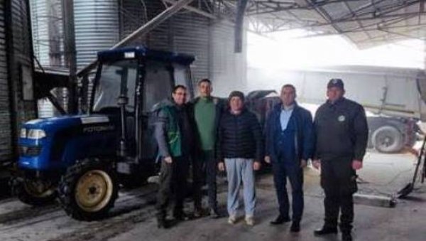 ПОДЕЛА КУКУРУЗА УЗГАЈИВАЧИМА КРАВА: Бесповратна помоћ пољопривредницима у Топличком округу ПОДЕЛА КУКУРУЗА УЗГАЈИВАЧИМА КРАВА: Бесповратна помоћ пољопривредницима у Топличком округу