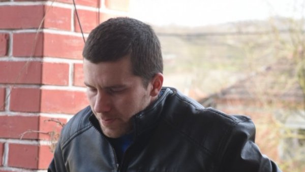 ОДУЗЕЛИ МУ ЋЕРКУ ПОСЛЕ ДАВЉЕЊА СИНА (6) У СЕПТИЧКОЈ ЈАМИ: Зоран у сузама - Како ћу без Немање? (ФОТО) ОДУЗЕЛИ МУ ЋЕРКУ ПОСЛЕ ДАВЉЕЊА СИНА (6) У СЕПТИЧКОЈ ЈАМИ: Зоран у сузама - Како ћу без Немање? (ФОТО)