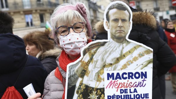 ФРАНЦУЗИ НА УЛИЦАМА: Плакати против председника Макрона ФРАНЦУЗИ НА УЛИЦАМА: Плакати против председника Макрона