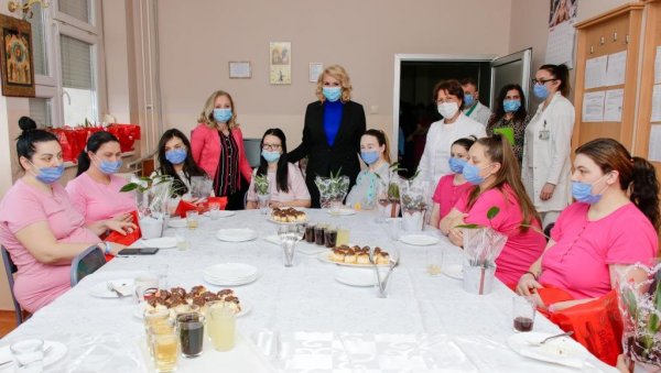 У КРУШЕВЦУ СВЕ ВИШЕ БЕБА: Министарка Кисић обишла породилиште и поделила поклоне мамама за 8. март (ФОТО) У КРУШЕВЦУ СВЕ ВИШЕ БЕБА: Министарка Кисић обишла породилиште и поделила поклоне мамама за 8. март (ФОТО)