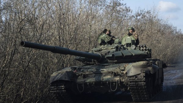 ПОГЛЕДАЈТЕ - ЧВРСТ РУСКИ ОКЛОП: Ни два удара дрона нису успела да униште тенк (ВИДЕО) ПОГЛЕДАЈТЕ - ЧВРСТ РУСКИ ОКЛОП: Ни два удара дрона нису успела да униште тенк (ВИДЕО)