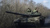 ПОГЛЕДАЈТЕ - ЧВРСТ РУСКИ ОКЛОП: Ни два удара дрона нису успела да униште тенк (ВИДЕО) ПОГЛЕДАЈТЕ - ЧВРСТ РУСКИ ОКЛОП: Ни два удара дрона нису успела да униште тенк (ВИДЕО)