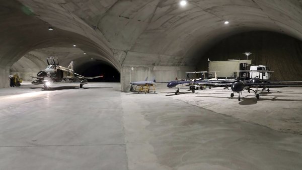 ШТА СУ ИРАНСКИ ДРОНОВИ ШАХЕД-238: Претходни модел шахед-138 славу је стекао у Украјини, а летели су и ка Израелу? (ВИДЕО) ШТА СУ ИРАНСКИ ДРОНОВИ ШАХЕД-238: Претходни модел шахед-138 славу је стекао у Украјини, а летели су и ка Израелу? (ВИДЕО)