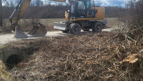 ПУТЕВИ КАО НОВИ: Почело асфалтирање саобраћајница у Ратковићу (ФОТО) ПУТЕВИ КАО НОВИ: Почело асфалтирање саобраћајница у Ратковићу (ФОТО)