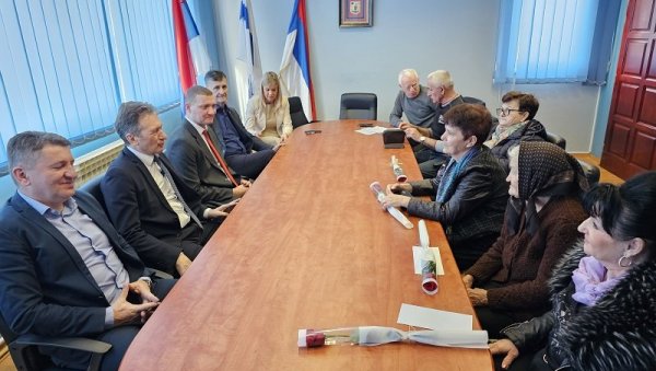 ЊИХОВИ СИНОВИ ДАЛИ СУ ЖИВОТЕ ЗА СРПСКУ: У Угљевику одржан пријем за мајке огинулих бораца Војске РС ЊИХОВИ СИНОВИ ДАЛИ СУ ЖИВОТЕ ЗА СРПСКУ: У Угљевику одржан пријем за мајке огинулих бораца Војске РС