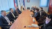 ЊИХОВИ СИНОВИ ДАЛИ СУ ЖИВОТЕ ЗА СРПСКУ: У Угљевику одржан пријем за мајке огинулих бораца Војске РС