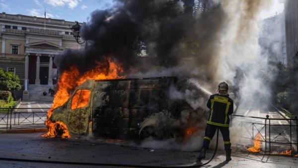 БЛОКИРАНА ГРЧКА, СВЕ ЈЕ СТАЛО: Десетине хиљада људи на улицама (ФОТО) БЛОКИРАНА ГРЧКА, СВЕ ЈЕ СТАЛО: Десетине хиљада људи на улицама (ФОТО)