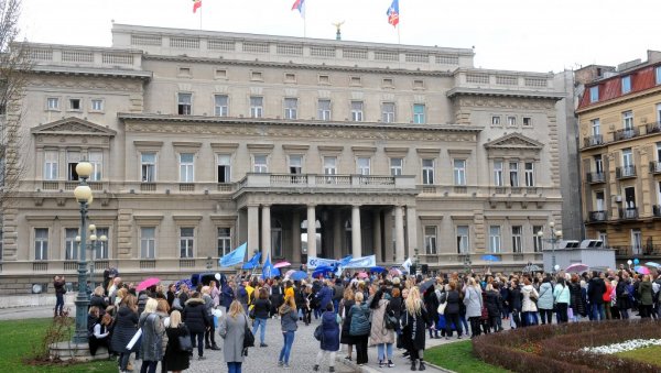 ПРОТЕСТ ЗАПОСЛЕНИХ У ВРТИЋИМА: Траже дијалог са надлежнима у граду ПРОТЕСТ ЗАПОСЛЕНИХ У ВРТИЋИМА: Траже дијалог са надлежнима у граду