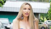 RADA MANOJLOVIĆ IMA SUPER TAKTIKU ZA BAKŠIŠ: Neću dobre noge da sakrivam RADA MANOJLOVIĆ IMA SUPER TAKTIKU ZA BAKŠIŠ: Neću dobre noge da sakrivam