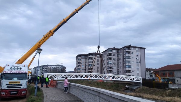КРАН СПУСТИО ЧЕЛИЧНУ ГРДОСИЈУ: У Параћину данас монтиран први од четири пешачка моста (ФОТО/ВИДЕО) КРАН СПУСТИО ЧЕЛИЧНУ ГРДОСИЈУ: У Параћину данас монтиран први од четири пешачка моста (ФОТО/ВИДЕО)